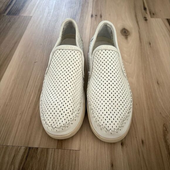 Minnetonka Womens Slip On Size 7.5 White Perforated Breathable Casual Comfort - Picture 2 of 7